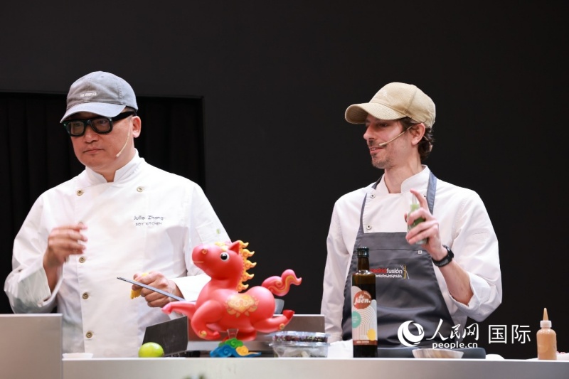 主厨张永平（左）和主厨罗伯特在现场烹饪美食  摄影 许海林