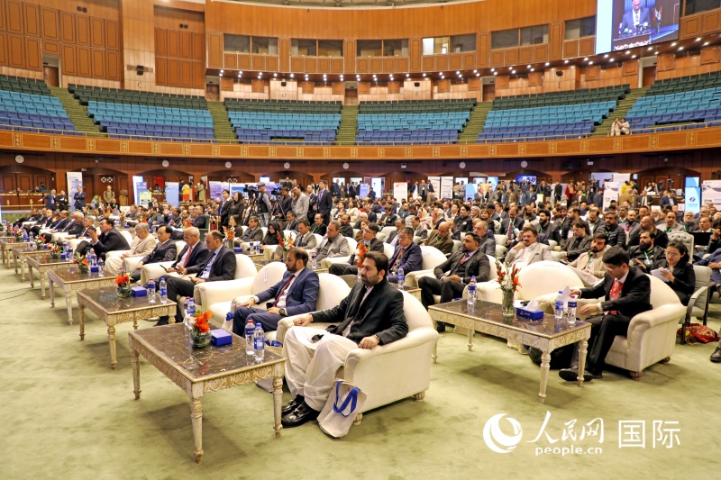 论坛现场,参会者认真听讲。人民网记者赵益普摄