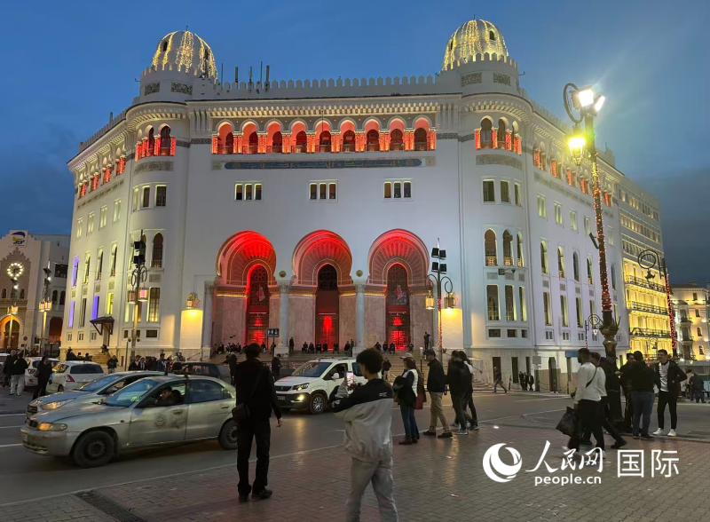 阿尔及利亚民众纷纷打卡2026“欢乐春节·点亮中国红”活动瞬间 人民网记者 郝瑞敏摄