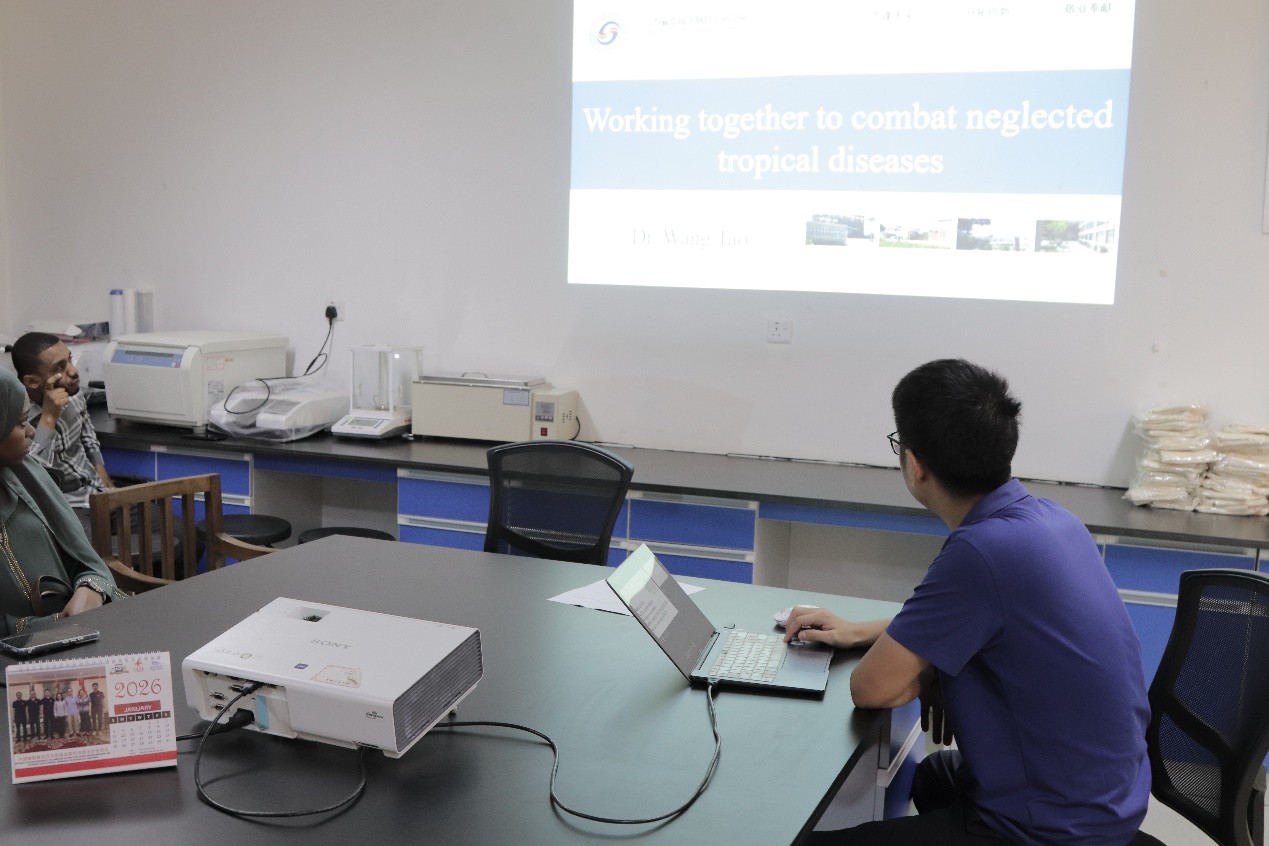 中方专家在开展被忽视的热带病防控知识健康教育。丁昕 摄