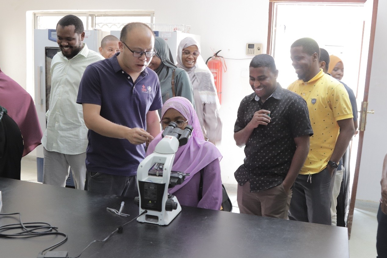 中方专家在进行埃及血吸虫病镜检示教。丁昕 摄