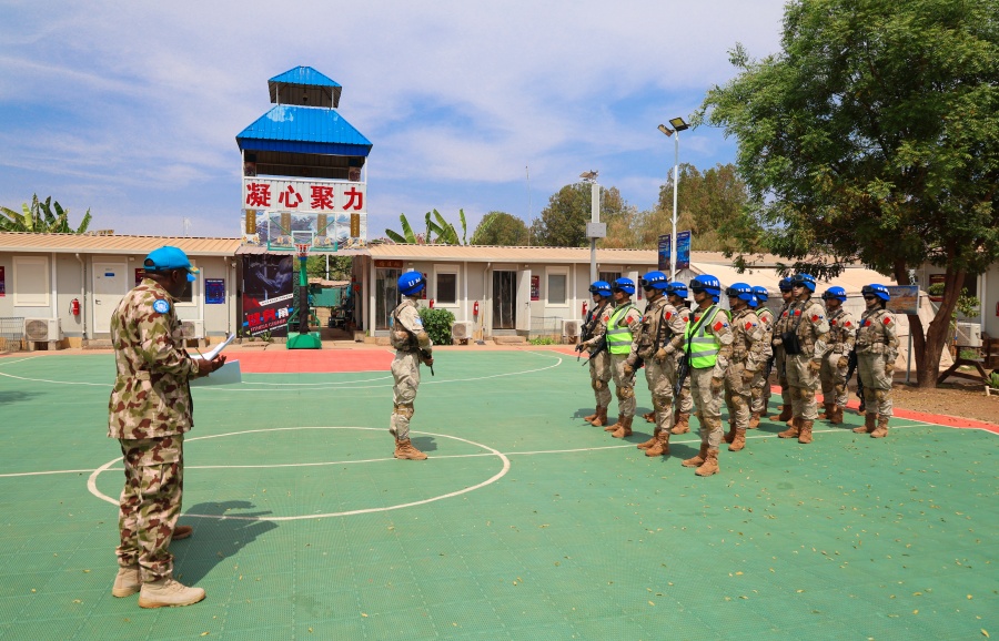 评估组观看命令下达。韩瑞田摄