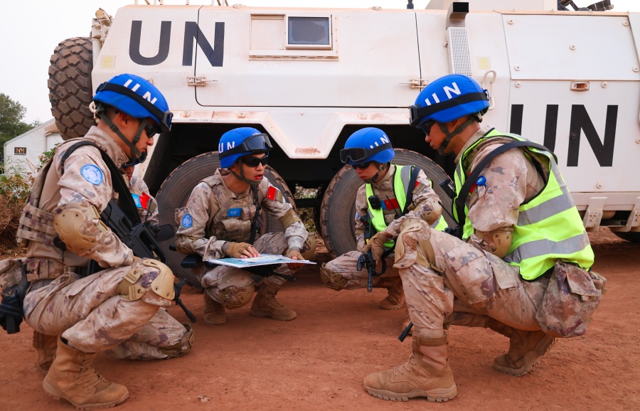 指挥员迅即判明情况。韩瑞田摄