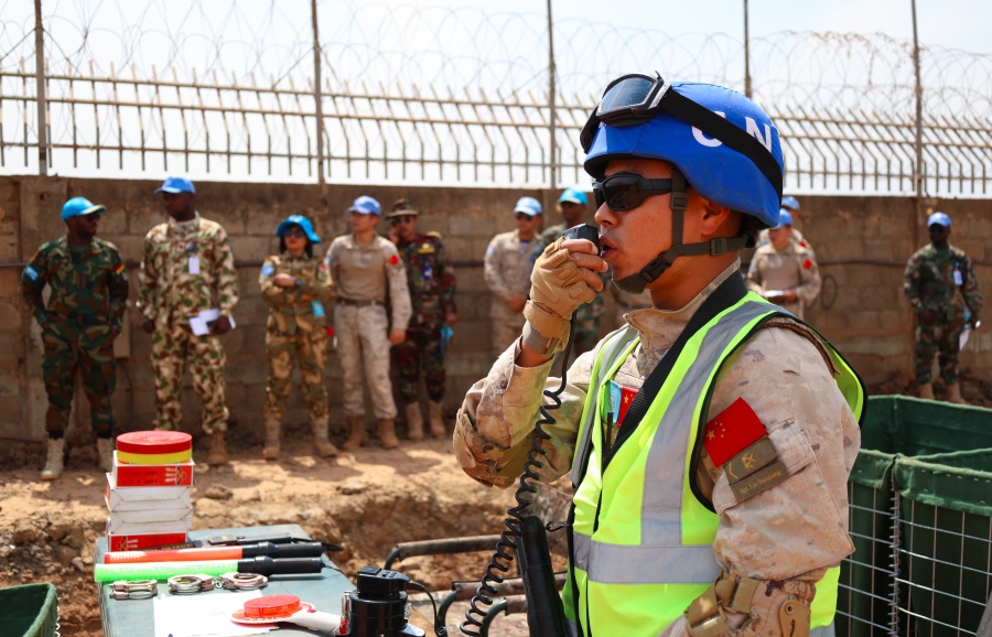 喊话劝阻。韩瑞田摄