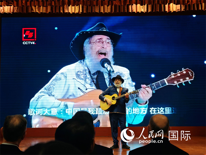 马克·力文演唱自己原创歌曲。人民网记者李琰摄