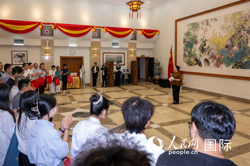 图一:中国驻缅甸大使马珈在2026年“温暖迎春·共庆中国年”新春礼包发放仪式现场发表致辞。人民网记者谢佳君摄