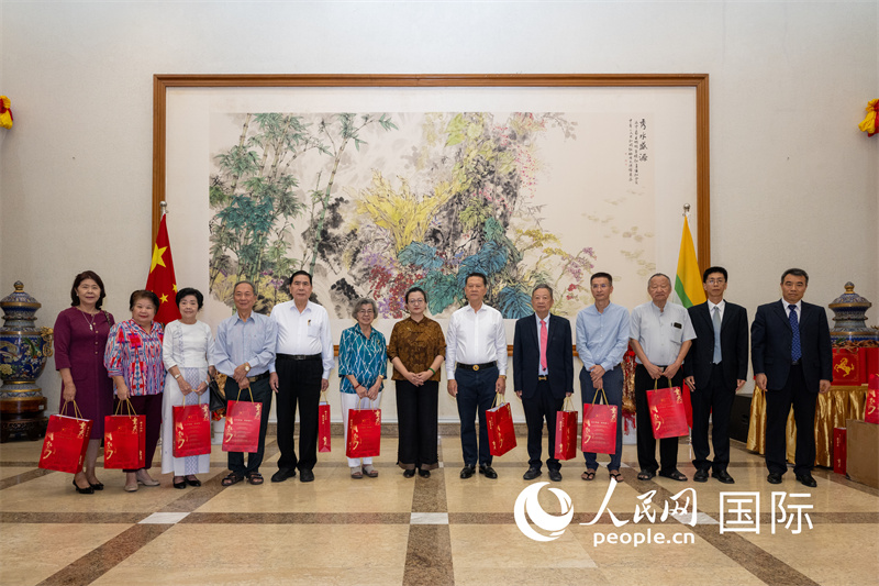 图二:中国驻缅甸大使马珈与缅华侨领代表合影留念。人民网记者谢佳君摄