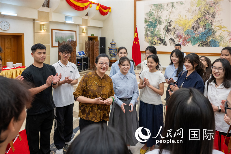 图三:中国驻缅甸大使马珈在2026年“温暖迎春·共庆中国年”新春礼包发放仪式现场同留学生代表交流。人民网记者谢佳君摄