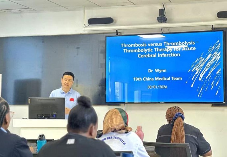 中国(湖北)第19批援莱索托医疗队队长吴辉进行急性脑梗溶栓专题授课。中国援莱索托医疗队供图