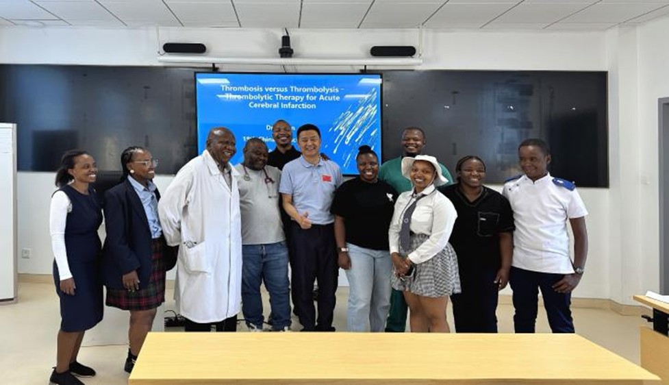 中国(湖北)第19批援莱索托医疗队队员与马塞卢地区医院医疗人员合影。中国援莱索托医疗队供图