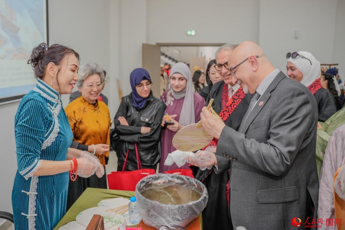 在拉斯海玛美国大学,当地师生体验漆扇工艺。人民网 塔里克·易卜拉欣摄