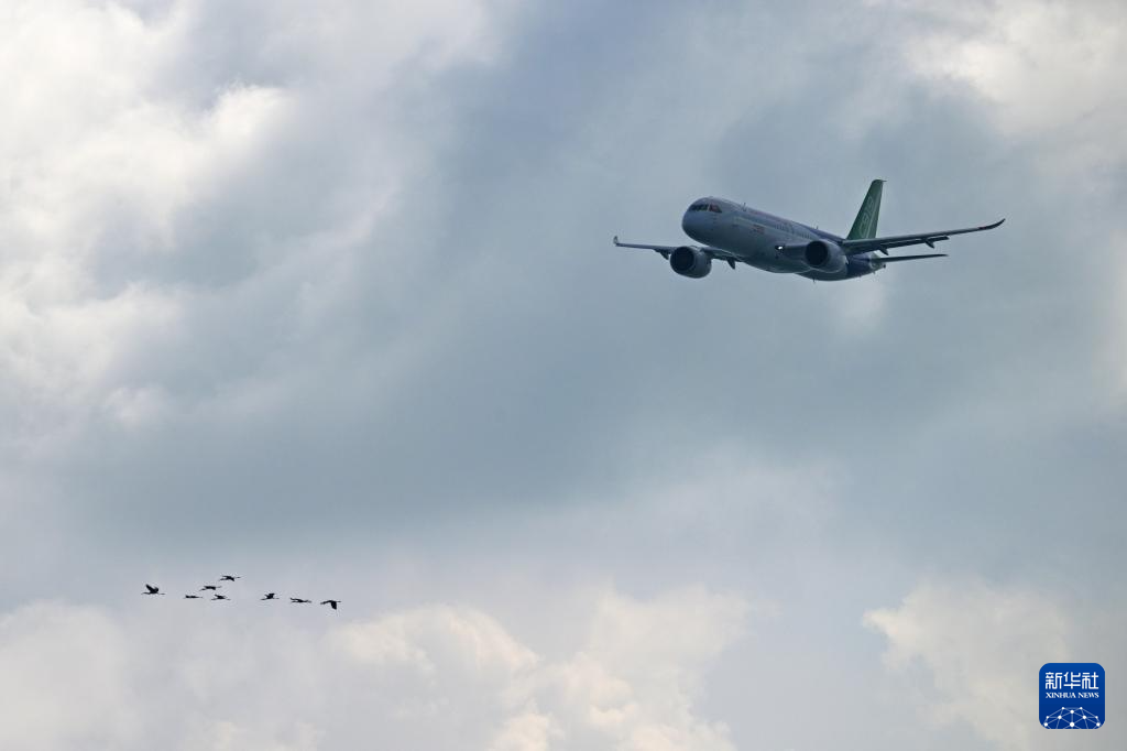 2月1日，在新加坡樟宜展览中心举行的新加坡航展媒体预演上，一架中国商飞的C919飞机进行飞行表演。