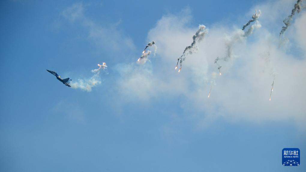 2月1日，在新加坡樟宜展览中心举行的新加坡航展媒体预演上，一架马来西亚皇家空军SU-30MKM战斗机进行飞行表演。