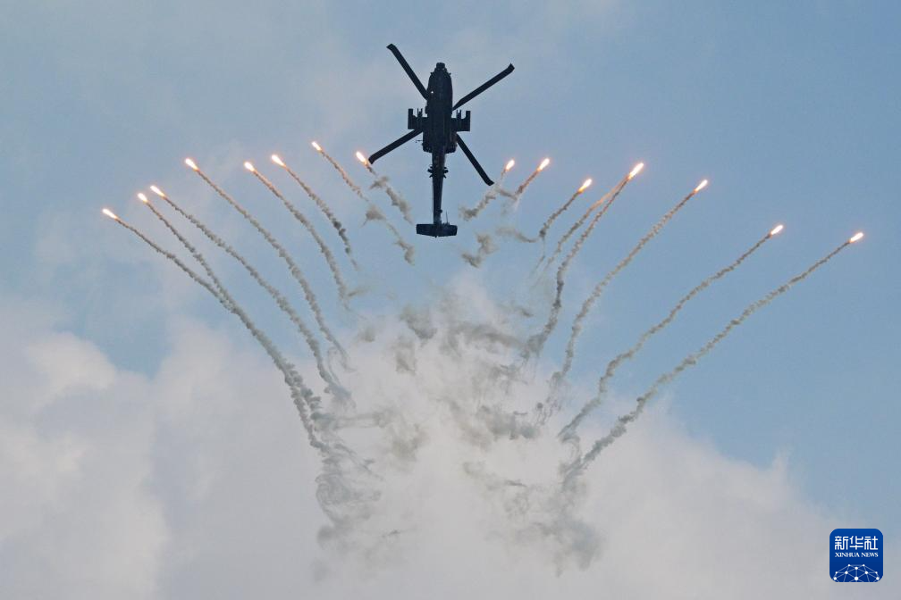 2月1日，在新加坡樟宜展览中心举行的新加坡航展媒体预演上，一架新加坡空军阿帕奇AH-64D直升机进行飞行表演。