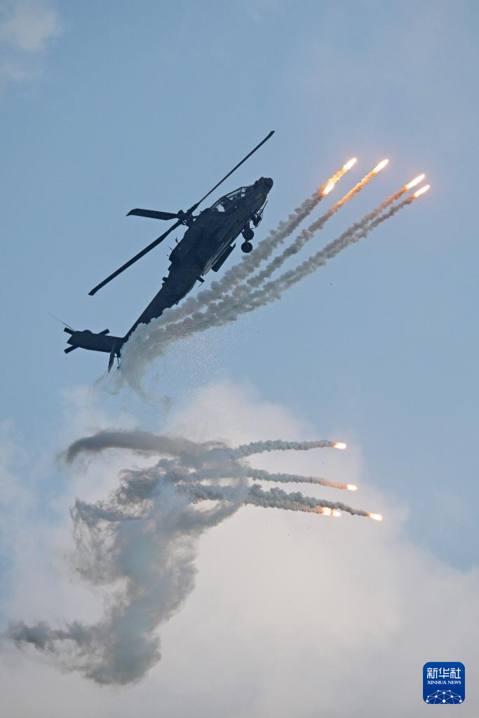 　2月1日，在新加坡樟宜展览中心举行的新加坡航展媒体预演上，一架新加坡空军阿帕奇AH-64D直升机进行飞行表演。