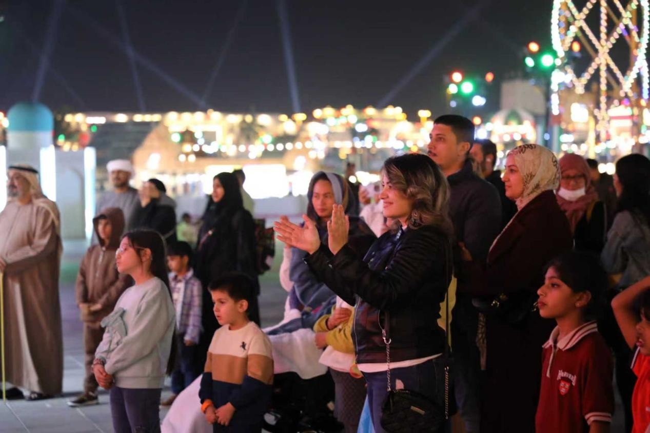 外国游客驻足欣赏中国音乐。阿联酋中国文化中心供图