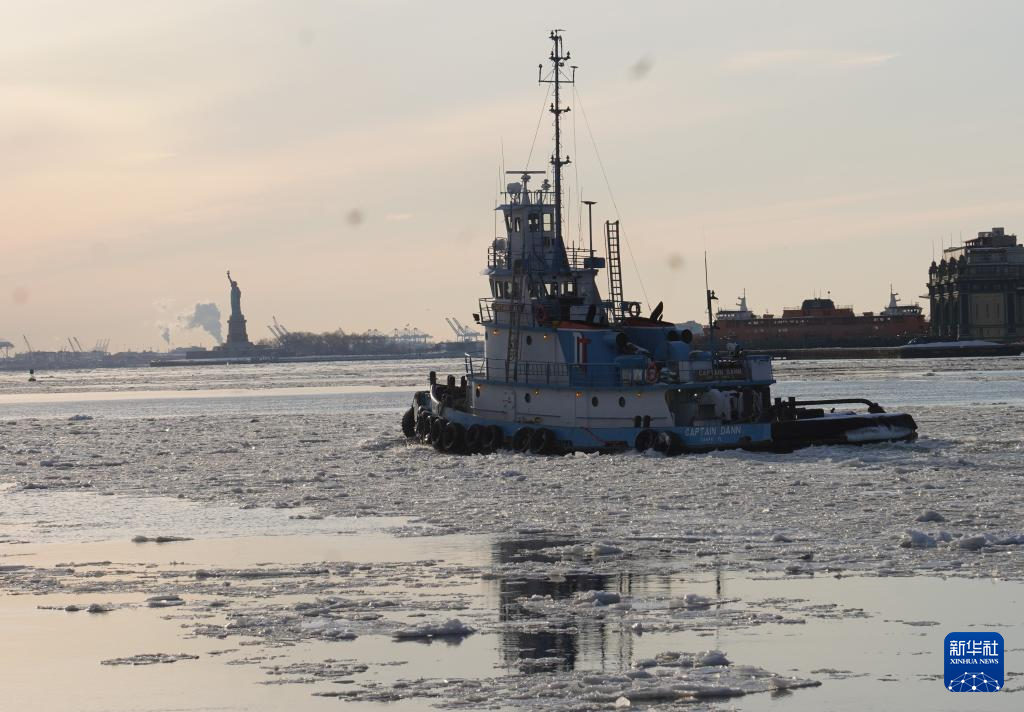 1月31日，在美国纽约，船只在浮冰中航行。