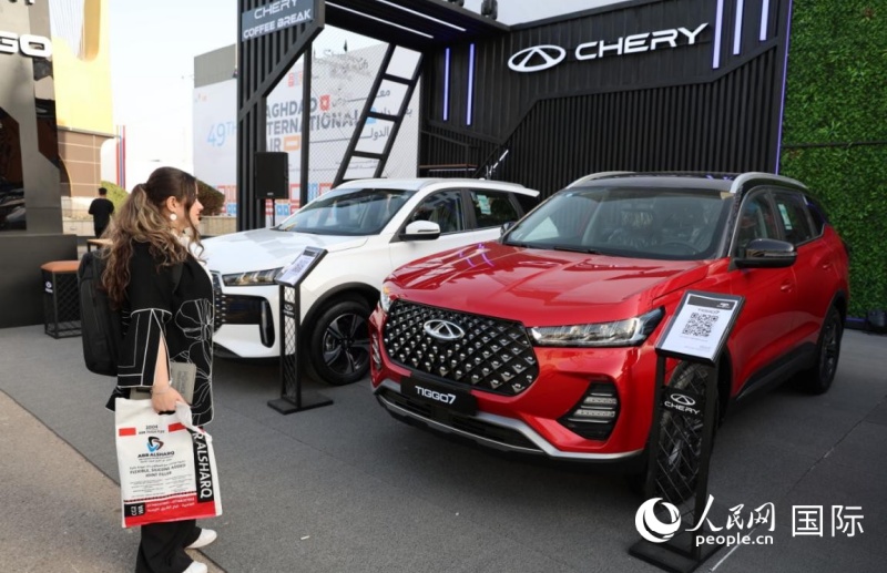 伊拉克顾客了解中国品牌汽车，伊纳斯·易卜拉欣摄