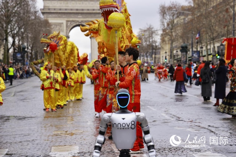 第四届“欢乐春节满巴黎·龙狮贺岁舞香街”春节巡游现场。 尚凯元摄