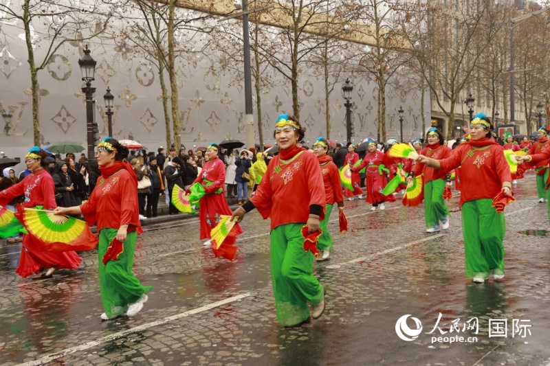 第四届“欢乐春节满巴黎·龙狮贺岁舞香街”春节巡游现场。 尚凯元摄