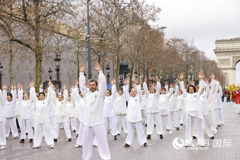 第四届“欢乐春节满巴黎·龙狮贺岁舞香街”春节巡游现场。 尚凯元摄
