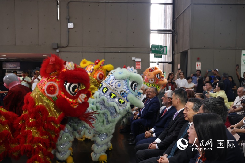 活动开幕式上，舞狮表演者与现场嘉宾互动。人民网记者 时元皓摄