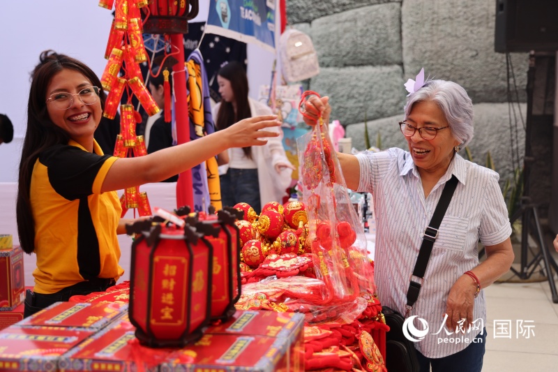 当地居民在春节庙会活动上购买春节装饰商品。人民网记者 时元皓摄
