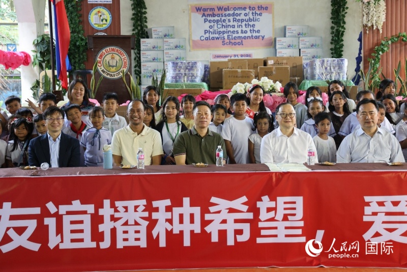 中国驻菲使馆和中资企业总商会向加拉威斯小学捐赠物资。人民网记者樊帆 摄