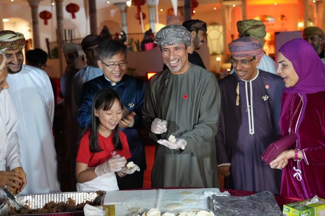 阿曼能源和矿产大臣奥菲(右三)等阿方嘉宾体验包饺子,中国驻阿曼使馆供图