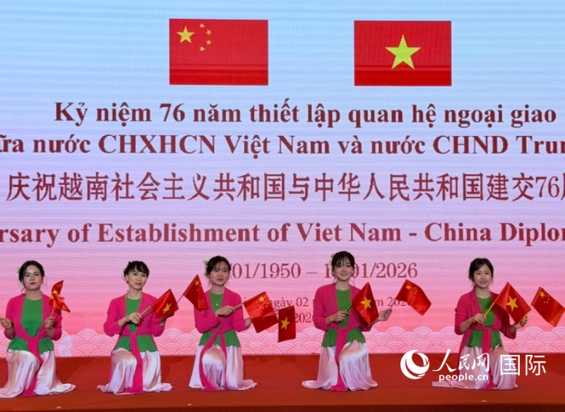 活动现场的文艺表演。人民网 喻亮摄