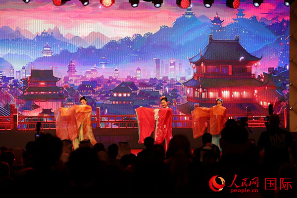 中国新疆胡杨艺术团呈现精彩演出。人民网记者 张志文摄