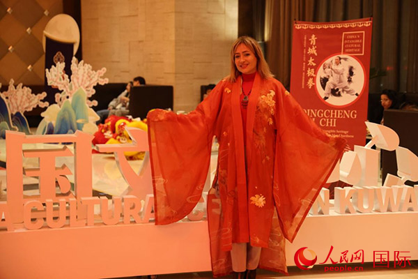 当地民众体验汉服秀。人民网记者 张志文摄