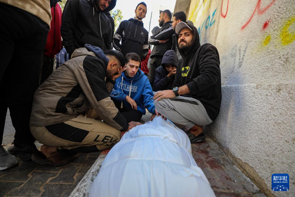 　2月4日，在加沙城希法医院里，民众悼念遇难者。