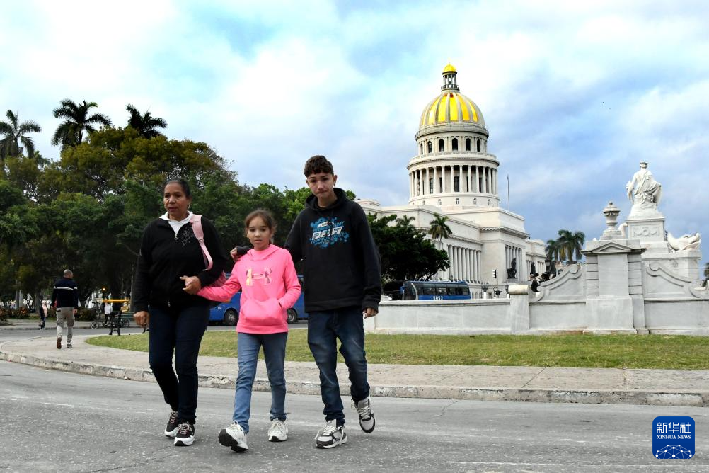 　2月3日，在古巴首都哈瓦那，当地民众穿着长袖外套走在街头。