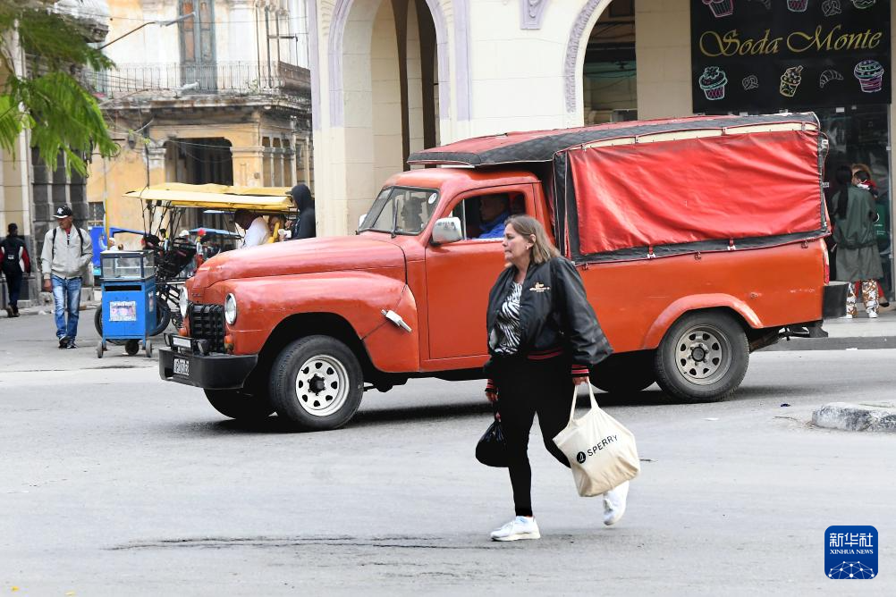 2月3日，在古巴首都哈瓦那，当地民众穿着长袖外套走在街头。