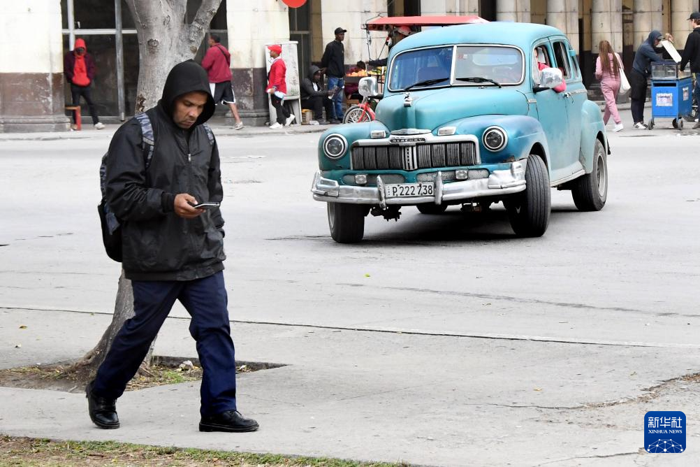 2月3日，在古巴首都哈瓦那，当地民众穿着长袖外套走在街头。