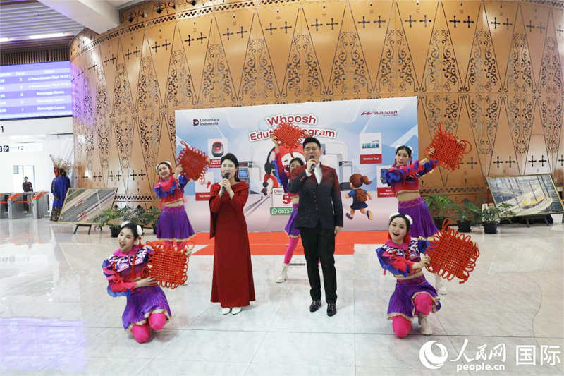 雅加达哈利姆车站快闪活动的歌舞表演。人民网记者 曹师韵摄