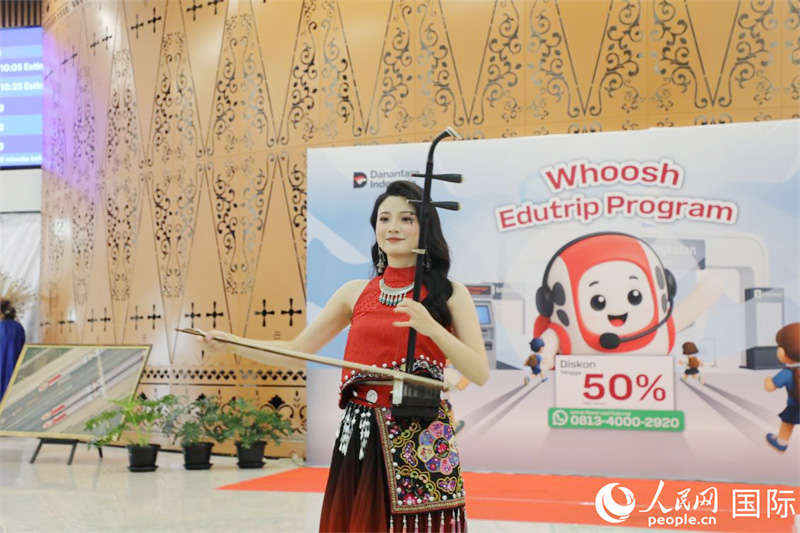 雅加达哈利姆车站快闪活动的二胡表演。人民网记者 曹师韵摄