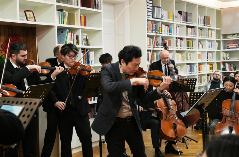 中国著名小提琴演奏家吕思清携手中匈两国音乐家及乐团成员联袂演绎《春》。布达佩斯中国文化中心供图。