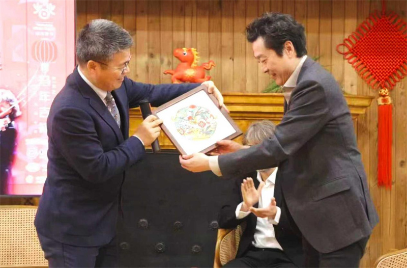 赠礼留念。布达佩斯中国文化中心供图。