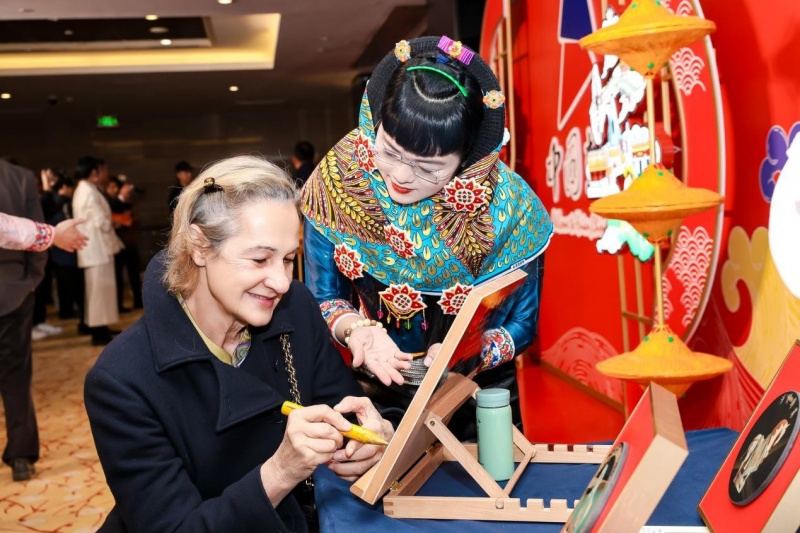 毛里求斯驻华大使夫人Pasacale Siew体验惠安文化。主办方供图。