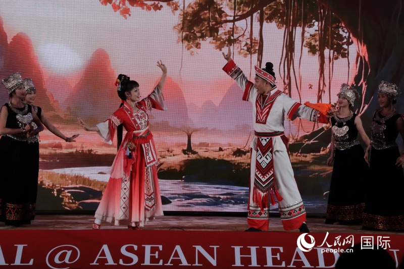 活动现场彩调剧《刘三姐》经典选段“盘歌”表演。人民网记者 曹师韵摄