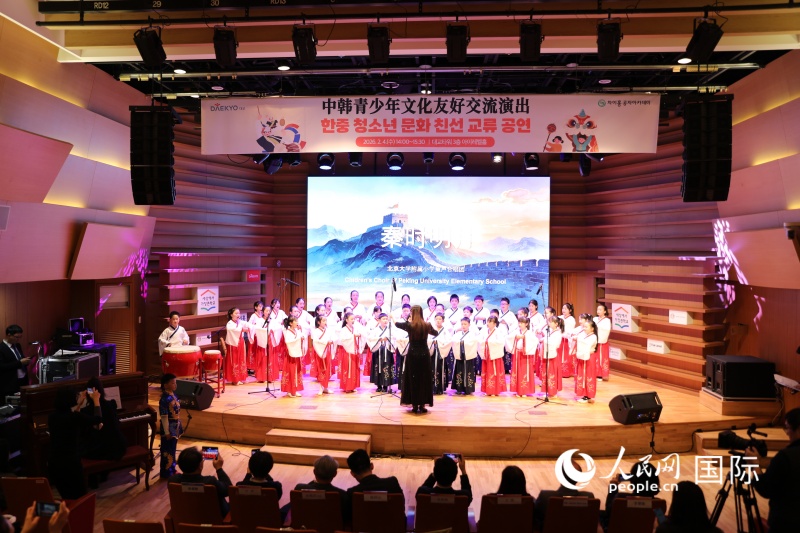 北京大学附属小学的学生们表演的合唱《秦时明月》。