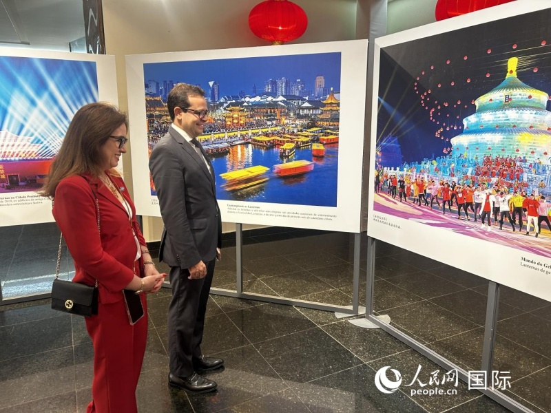 招待会上还举行了中国春节文化图片展，吸引来宾纷纷驻足。 人民网记者 刘以爽摄