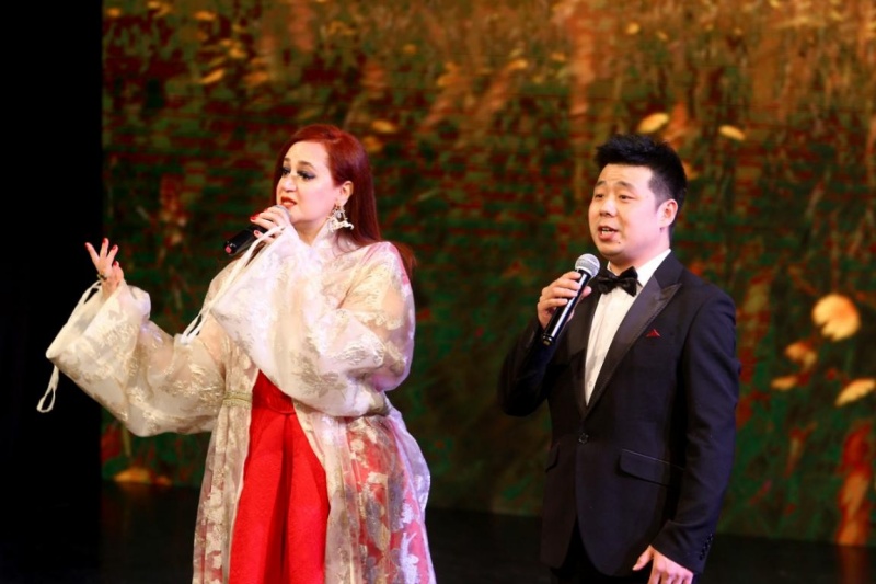 中约歌手联袂演出，纳达尔·达乌德摄