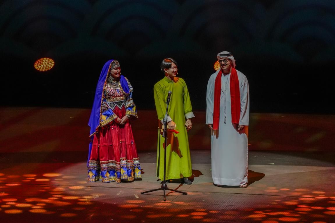 迪拜大学孔子学院师生编排的节目《竹板新声》。塔里克·易卜拉欣摄