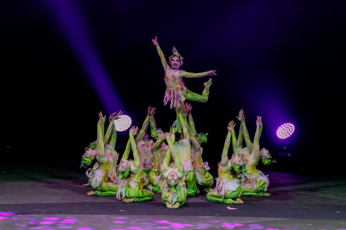 湖南省演艺集团省杂技艺术剧院带来的集体柔术《春之韵》。塔里克·易卜拉欣摄