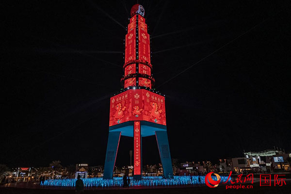 阿布扎比扎耶德节亮起中国红。人民网 塔里克·易卜拉欣摄