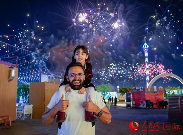 现场观众享受中国烟花演出带来的喜悦。人民网 塔里克·易卜拉欣摄