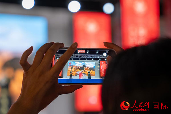 现场观众手机里的春节留念。人民网 塔里克·易卜拉欣摄